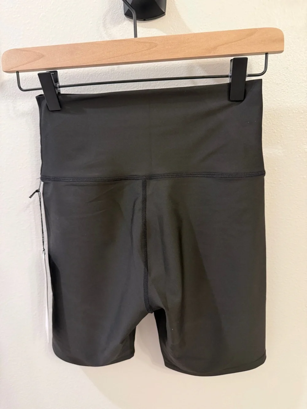 ALO Yoga Airlift Energy High-Rise Shorts — Smooth Performance Fit - Picture 5 of 6